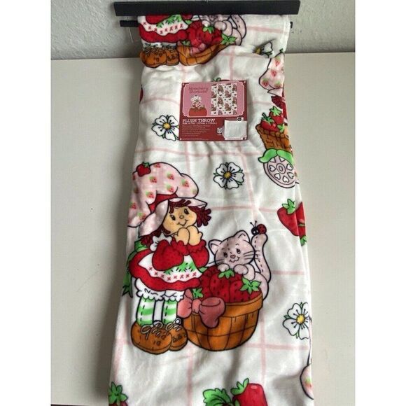 Strawberry Shortcake 50 X 70” Soft Plush Throw Blanket Pink Bicycle Basket Cat - Picture 1 of 11
